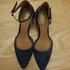 Clarks Kitten-heel Pump